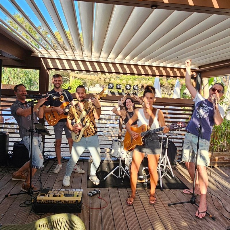 Jam session au Carré Plage : musiciens sur scène sous la pergola