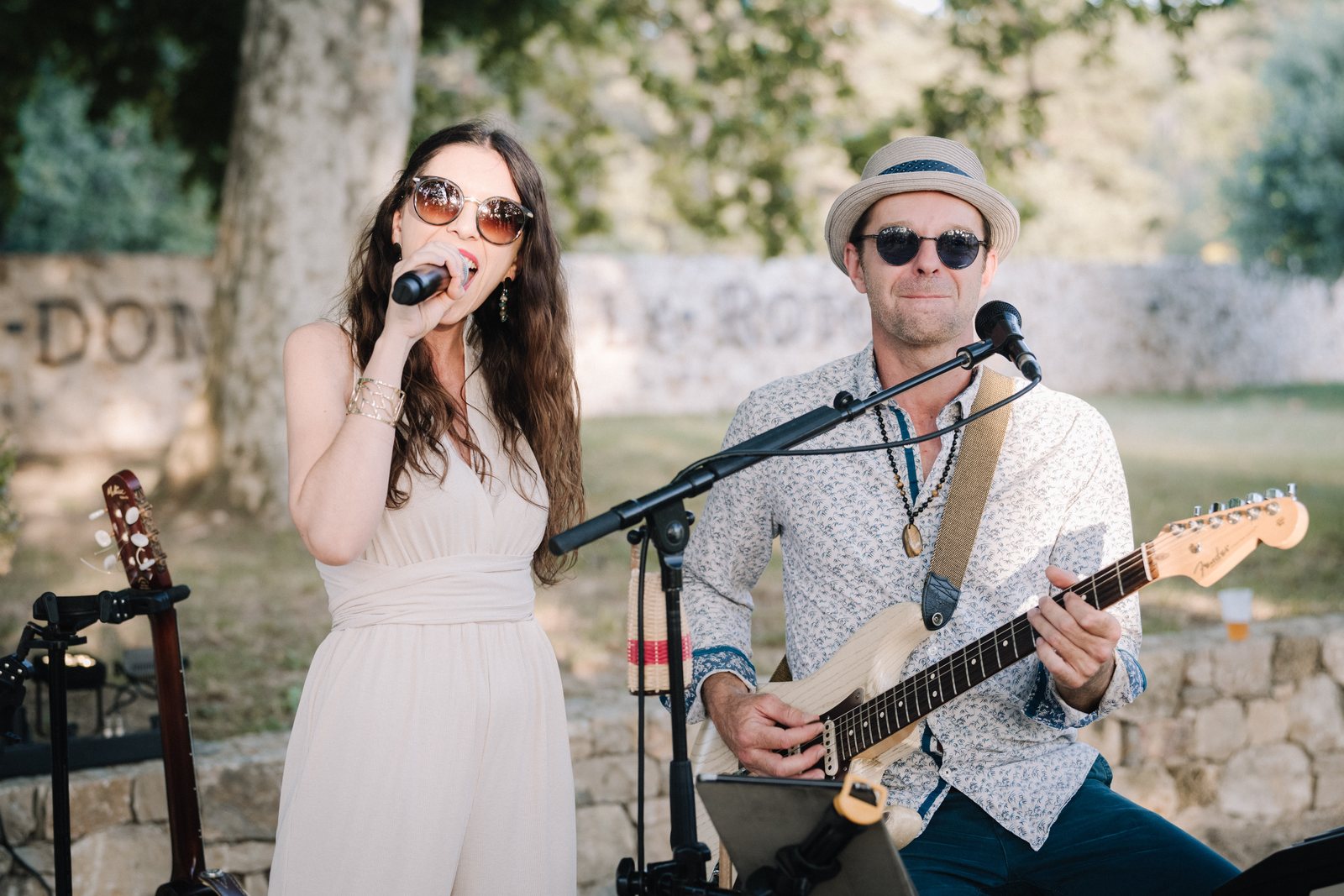 Solstice en concert en plein air : Camille au chant, Cédric à la guitare